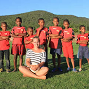 Glückliche Fußballkinder in der südafrikanischen Steinwüste