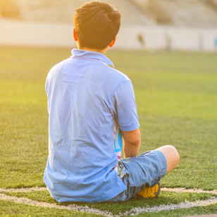 Introvertiertes Kind im Fußball